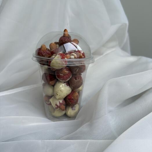 Малина в шоколаде с миндалем