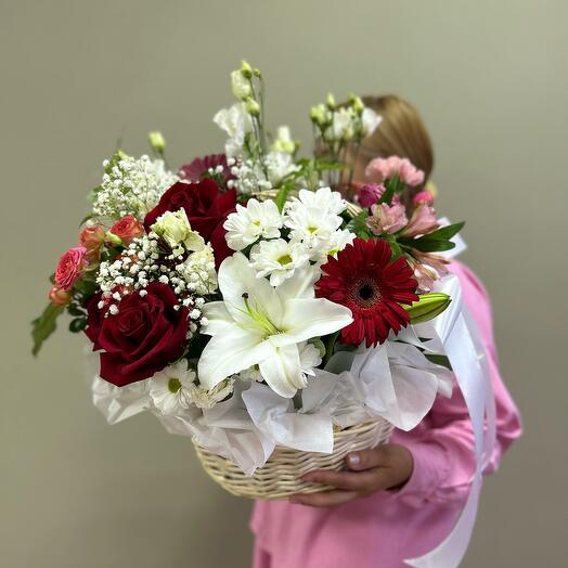 Цветы в корзине