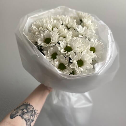 Белоснежный моно букет из стойких хризантем