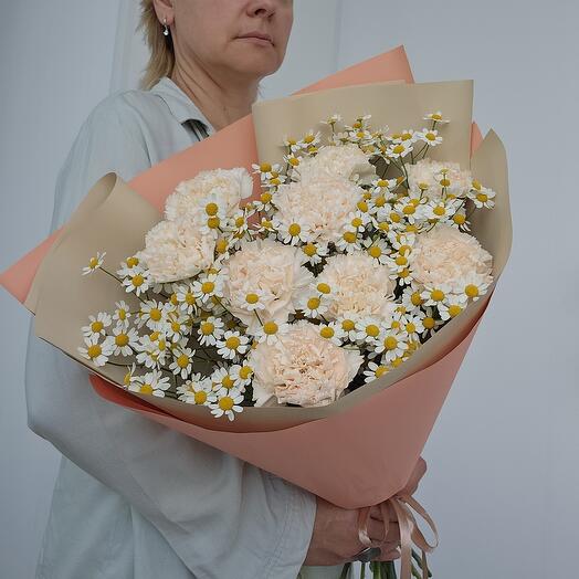 Букет из гвоздик и кустовых ромашек