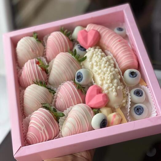 Нежный подарочный набор клубники и бананов в шоколаде