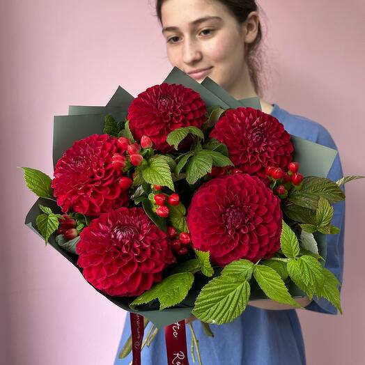 Букет из красных георгин с малиной ️