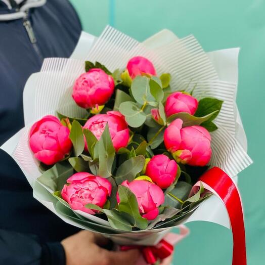 Букет из коралловых пион