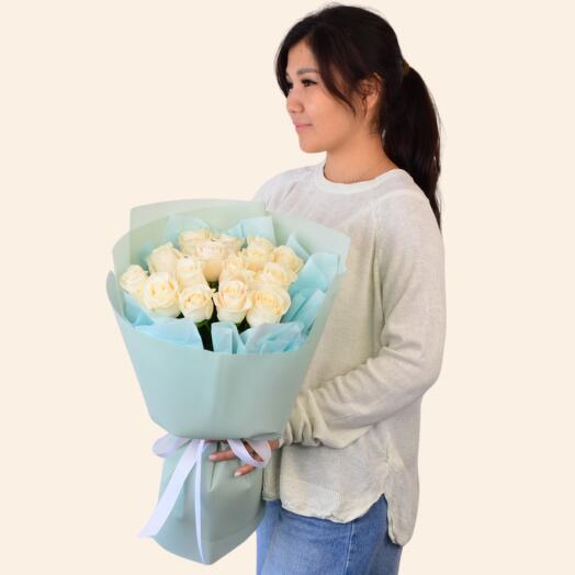 Букет 15 белых роз 50 см