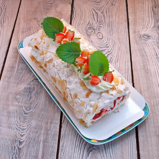Меренговый рулет клубника-сливки с клубникой