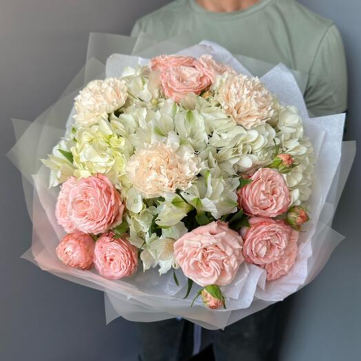 Нежный бело-персиковый букет из белых гортензий, альстромерии, кустовой пионовидной розы и диантусов