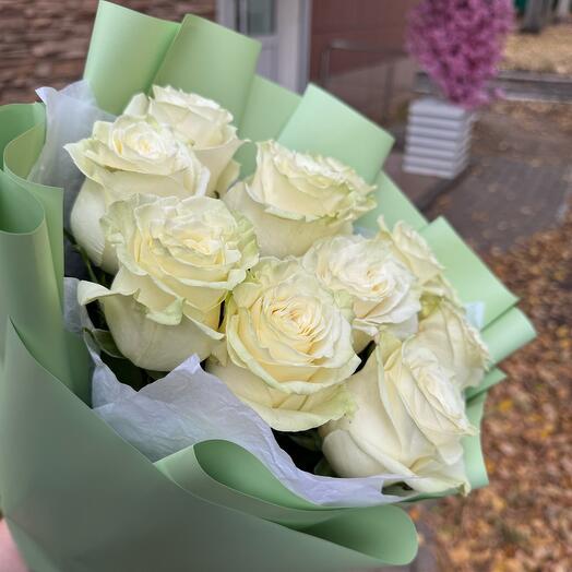 Белые розы эквадор 11 шт