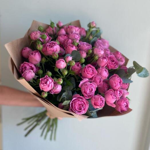 Роскошный букет из кустовых пионовидных роз и эвкалипта в крафтовой упаковке