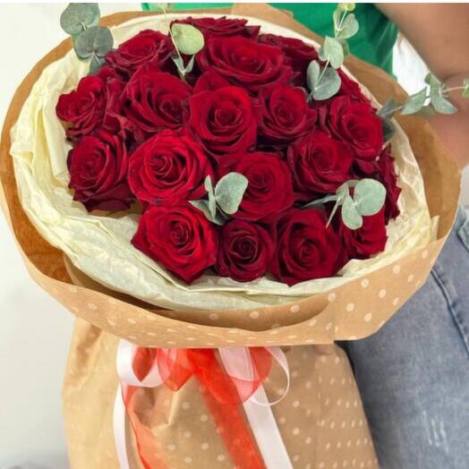 Букет из 19 красных роз и эвкалипта