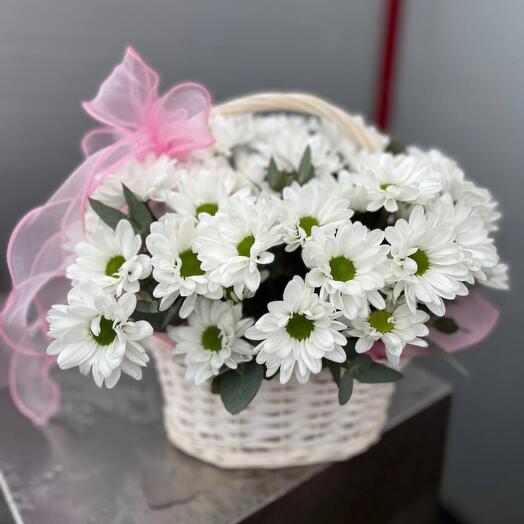 Корзина с ромашками