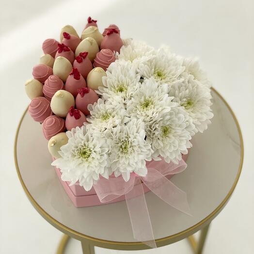 Клубника в шоколаде в коробочке сердце с белой хризантемой "Мадонна"