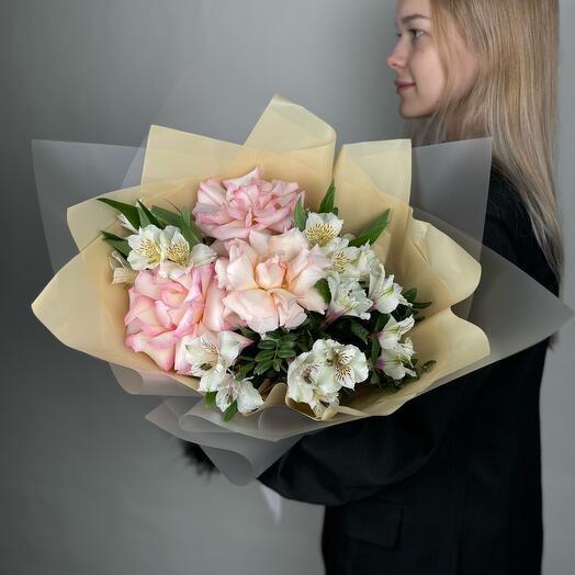 Букет 9403 l Ажурные Розы и Белые Альстромерии