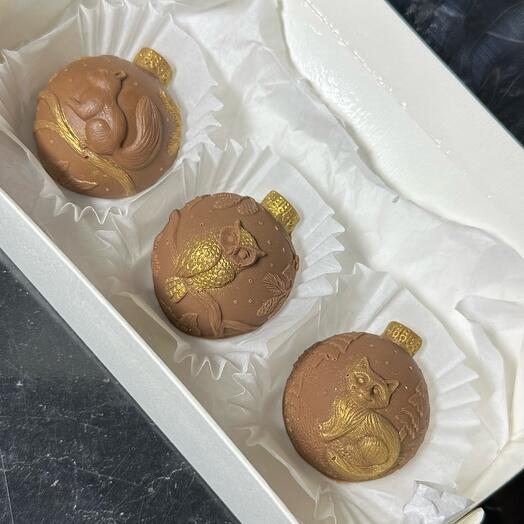 Шоколад «новогодние игрушки» с взрывной карамелью и орехами