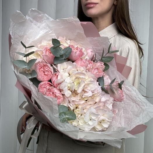Ramo de hortensias con rosas de peonía y eucalipto