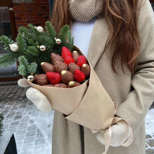 Клубника в шоколаде с елкой букет "Новогодняя сказка"