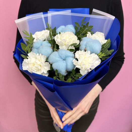Букет из белоснежных диантусов и синего хлопка