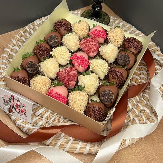 Клубника в шоколаде белый, розовый, молочный 25шт