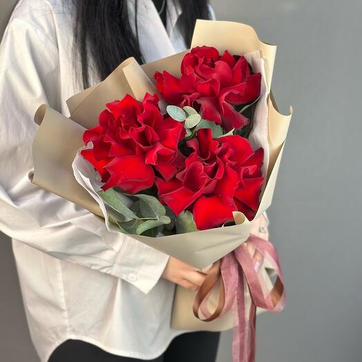 Букет из красных французских роз с эвкалиптом