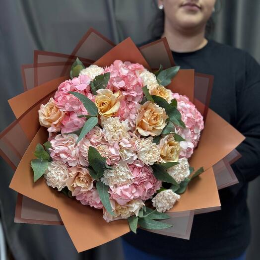 Авторский букет с гортензией, гвоздикой и роз