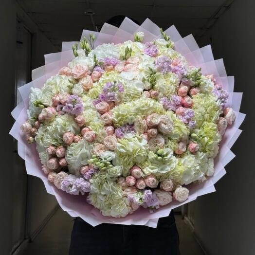 Гортензия с эустомой и кустовой розой