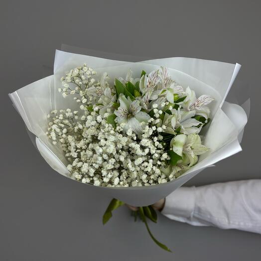 Букет гипсофилы и альстромерии «Ванильные облака»