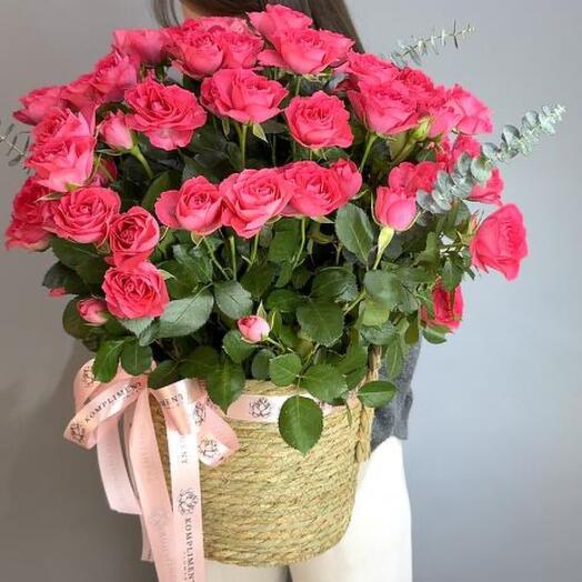 Корзина с малиновой спрей розой