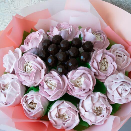 Букет из зефира и шоколадных конфет Ягода в тёмном шоколаде