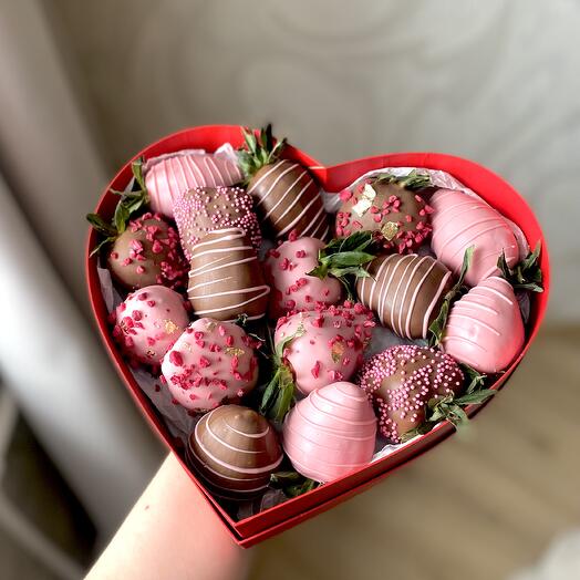 Клубника 16 штук в коробочке сердце