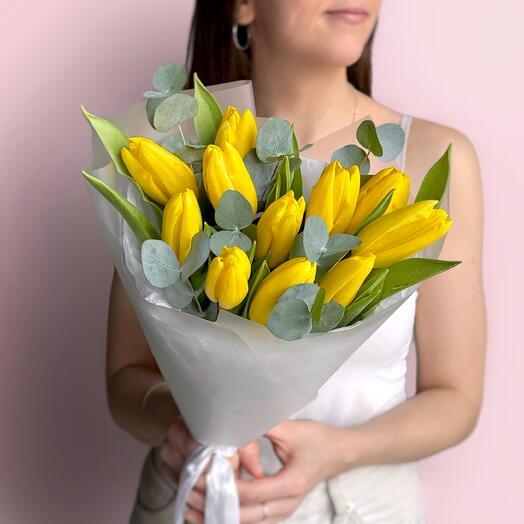 Желтые тюльпаны и эвкалипт яркий букет