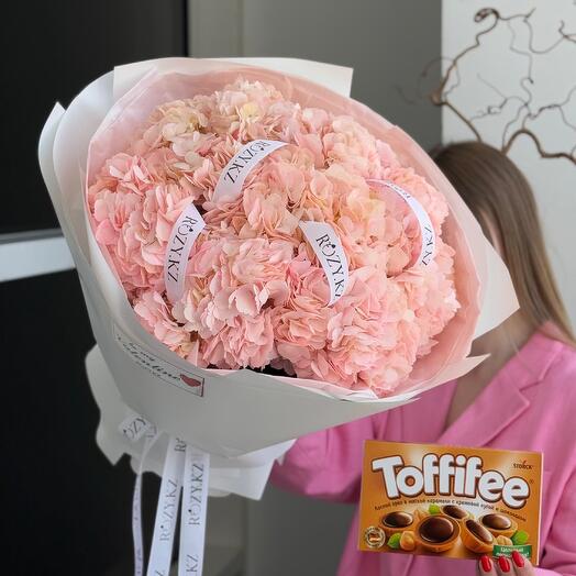 Комбо букет из 9 гортензий и Toffifee