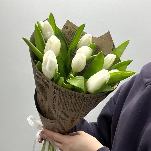 Букет из белых тюльпанов в крафтовой упаковке (432)