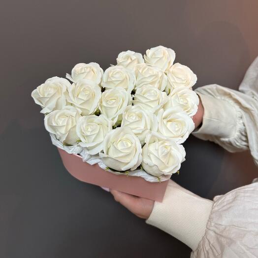 Сердце с белыми мыльными розами