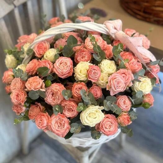 Корзина из кустовых роз с эвкалиптом😍