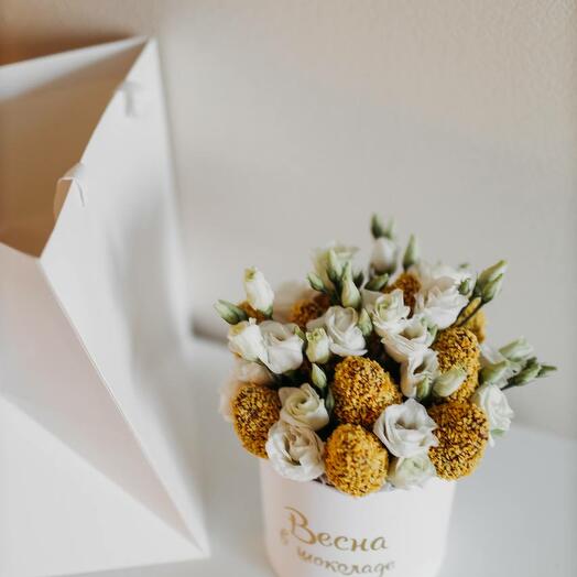 Arreglo floral de fresa y fresa en chocolate