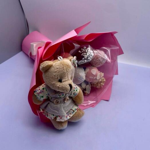 Букет из клубники в шоколаде с Мишкой