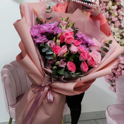 Пышный букет с пионовидными розами и эвкалиптом