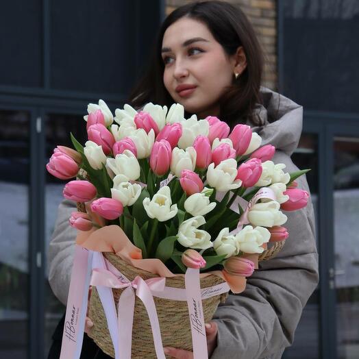 Композиция 51 тюльпан в кашпо