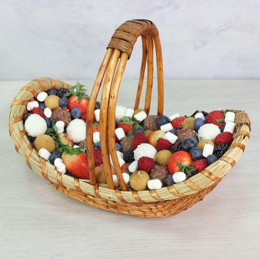 Ягодная корзина с клубникой и конфетами