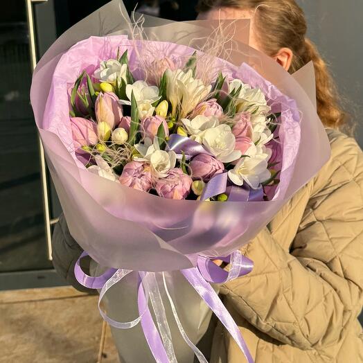 Delicatezza con tulipani e fresie