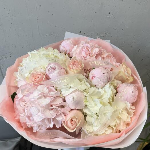 Нежный букет с пионами