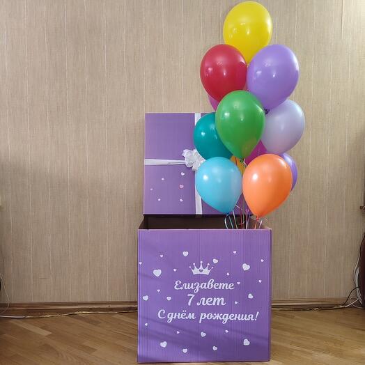 Сиреневая коробка с разноцветными шариками