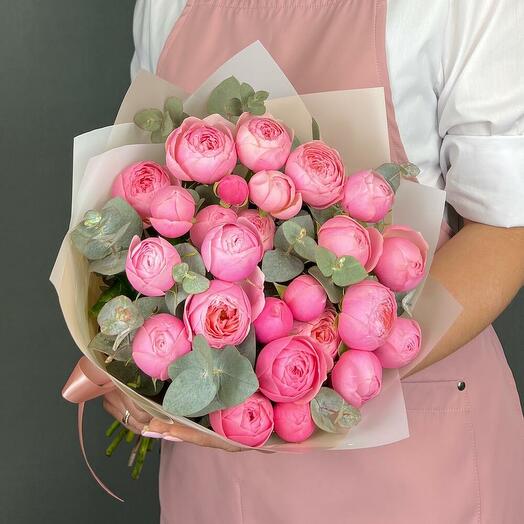 Ramo de rosas. Rosa de arbusto Silva Rosa 7 piezas y Eucalipto
