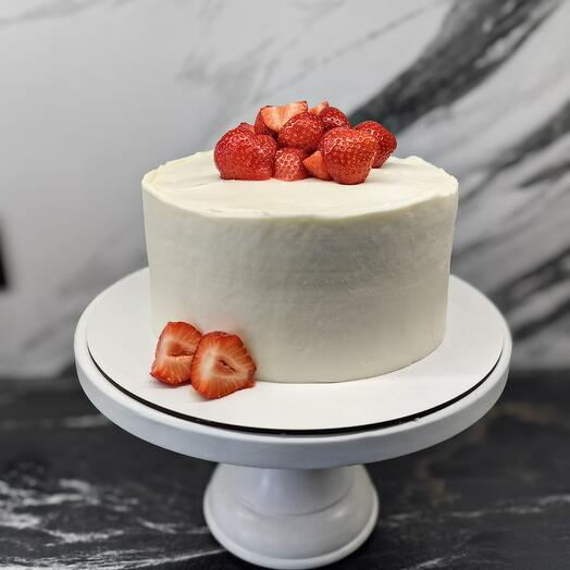 Торт с ягодами на день рождения, торт с клубникой, молочная девочка торт с ягодами в подарок, торт на день рождения