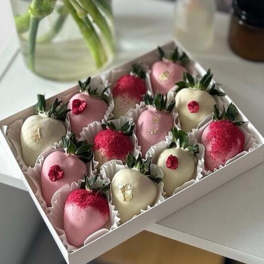 Клубника в шоколаде 12 штук «Pink»