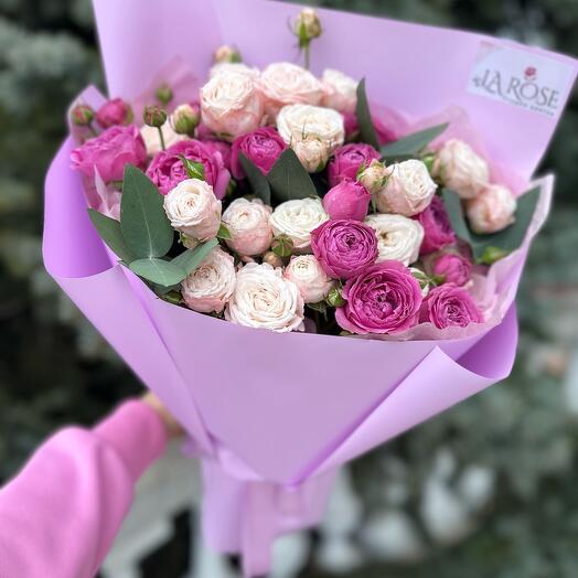 A luxurious bouquet of peony-shaped Misty Bubbles and Bombastic roses