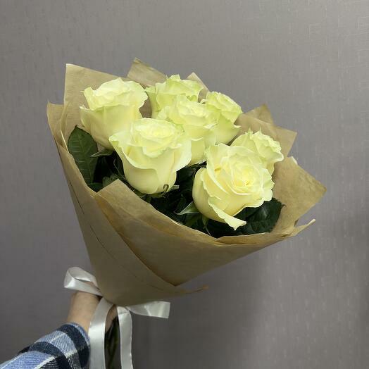 Букет белых роз 7 шт
