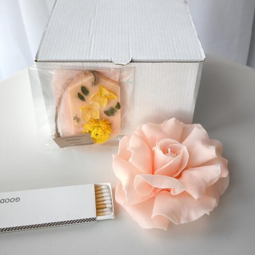 Подарочный набор свеча- Французская роза и аромасаше