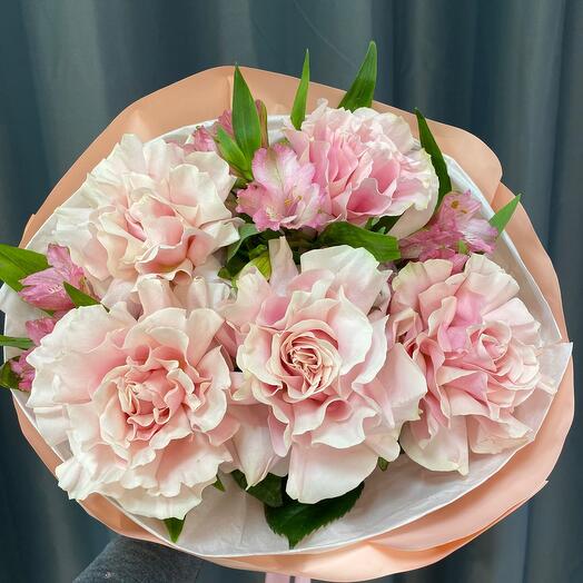 "Ternura" ramo de encantadoras rosas francesas, y la más delicada alstroemeria