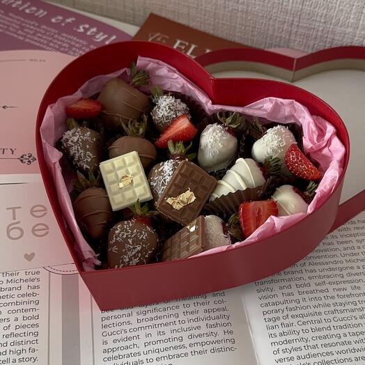 Набор клубники в шоколаде Сердце Love S
для девушки, жены, мамы, бабушки, коллеги
