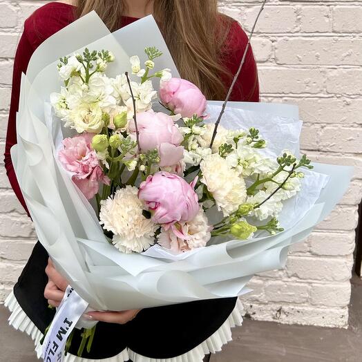 Букет из маттиолы и пионов